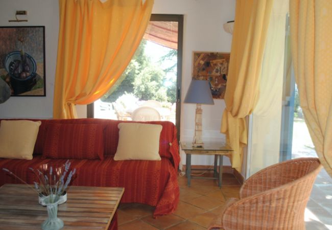 Maison à Cotignac - La Ralaye : tranquillité à proximité des commerces et restaurants Maison à Cotignac - La Ralaye : tranquillité à proximité des commerces et restaurants