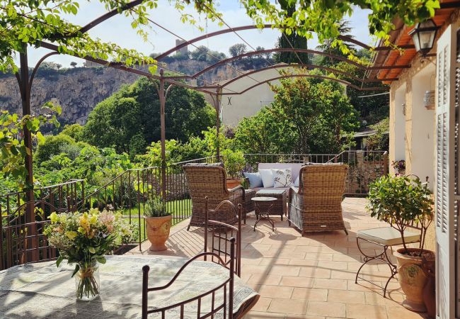  à Cotignac - La Belle Etoile : terrasse et jardin privé avec vue exceptionnelle