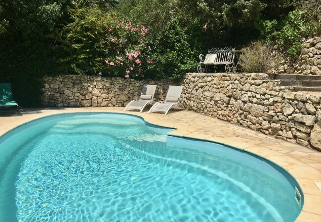 Maison à Cotignac - Maison Perchée : piscine privée, clim, proche des commerces et restaurants