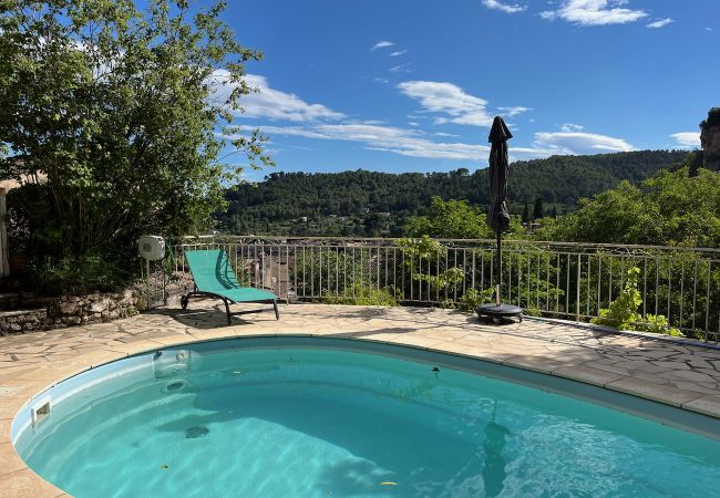  à Cotignac - Maison Perchée : piscine privée, clim, proche des commerces et restaurants