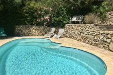 Maison à Cotignac - Maison Perchée : piscine privée, clim, proche des commerces et restaurants