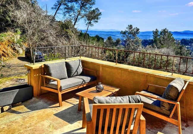  à Cotignac - Évasion Provençale : Maison de Vacances pour 6 avec Piscine Privée