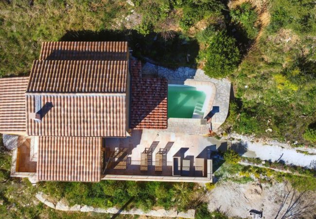  à Cotignac - Évasion Provençale : Maison de Vacances pour 6 avec Piscine Privée