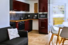 Maison à Cotignac - Évasion Provençale : Maison de Vacances pour 6 avec Piscine Privée