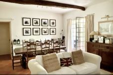 Salon accès vers terrasse coté rivière et vue fôret